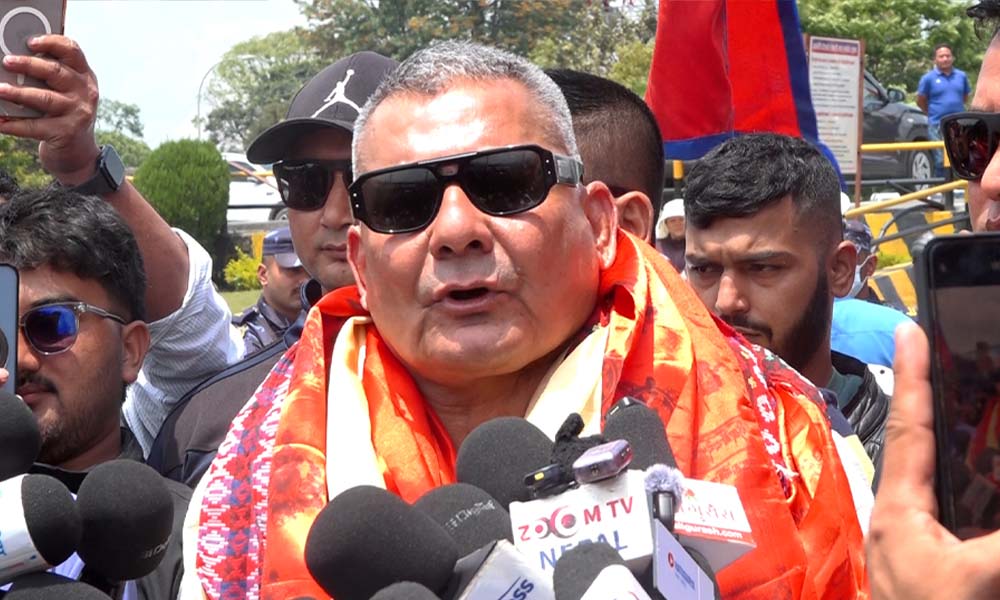 प्रहरीले घर पुर्याएपछि दुर्गा प्रसाईँको सरकारमाथि कडा अभिव्यक्ति : ‘यो सरकार नेपालीहरूको होइन’